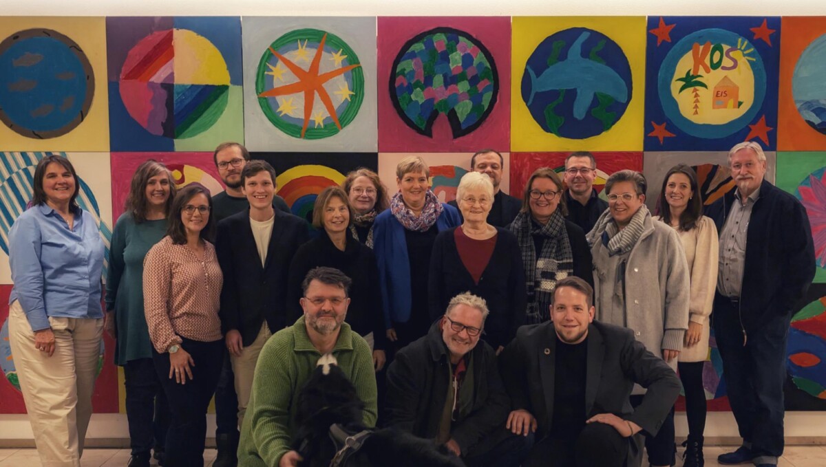 v. l. n. r.  MdL Claudia Köhler, Karin Will, Lisa Kohlei-Becker, Max Bruns, Stefan Geins, Cäcilia Tabellion, Nicole Collet, Doris Böhm, Gertrud Birgmeir, Andreas Hansert, Suzanne Agne, Jens Adrian, Edith van der Weck, Katharina Scheiner, Helmut van der Weck unten v. l. n. r.  Zeljko Mandic, Florian Martius und Tom Kaleße